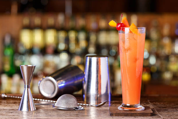 อุปกรณ์ที่ใช้ทํา cocktails ที่นักบาร์เทนเนอร์ควรใช้ให้เป็น